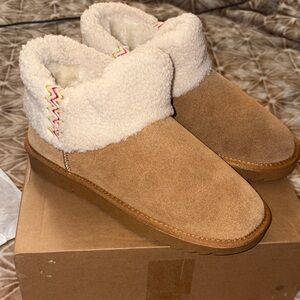 Women's Cozy Suede Sherpa Ankle Slippers - Tan